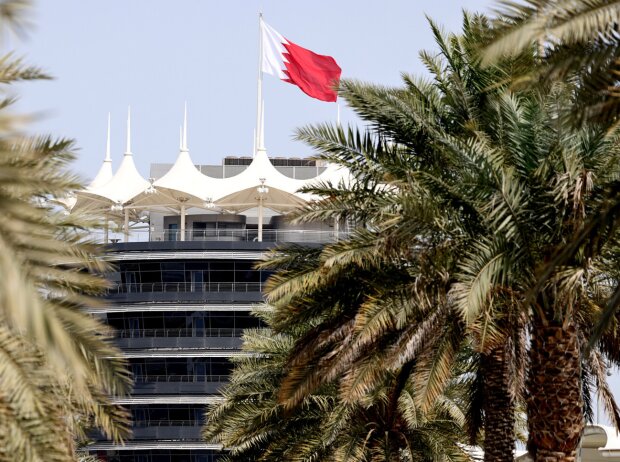 Titel-Bild zur News: Flagge von Bahrain am Bahrain International Circuit in Sachir