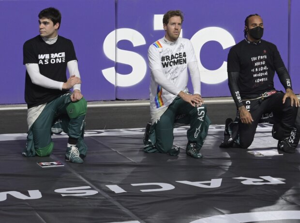 Titel-Bild zur News: Kniegeste gegen Rassismus: Lance Stroll, Sebastian Vettel, Lewis Hamilton