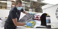 Mercedes-Mitarbeiter in der Fabrik in Brackley