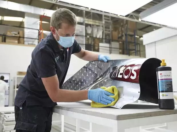 Mercedes-Mitarbeiter in der Fabrik in Brackley Titel-Bild zur News: Mercedes-Mitarbeiter in der Fabrik in Brackley