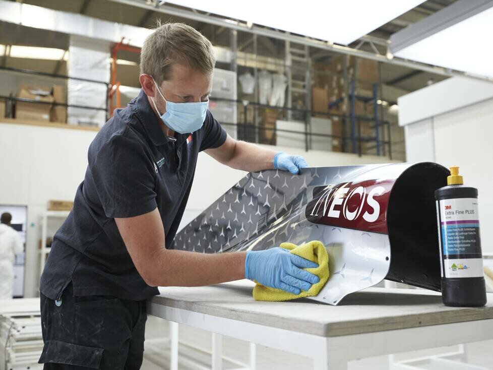 Mercedes-Mitarbeiter in der Fabrik in Brackley