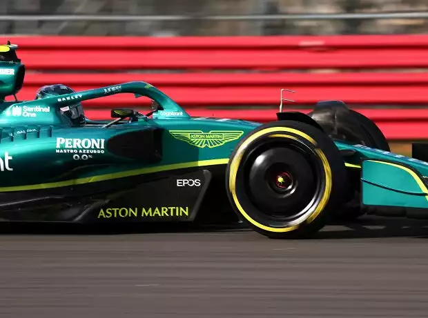 Titel-Bild zur News: Lance Stroll beim Shakedown des Aston Martin AMR22 in Silverstone vor der Formel-1-Saison 2022