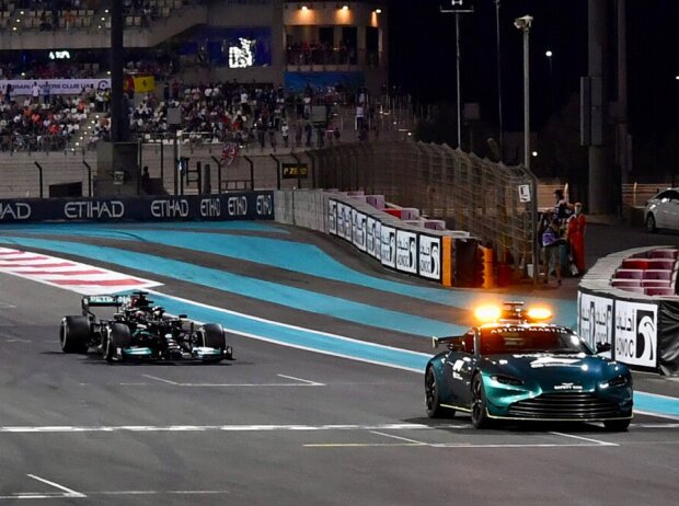 Titel-Bild zur News: Lewis Hamilton (Mercedes W12) hinter dem Safety-Car beim Formel-1-Saisonfinale in Abu Dhabi 2021
