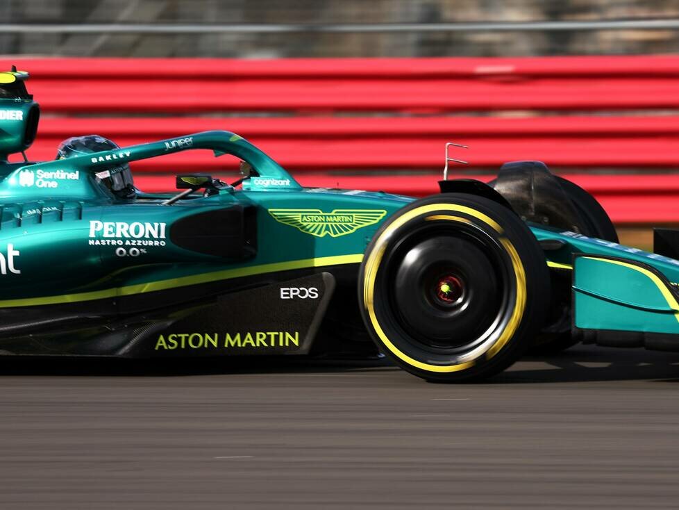 Lance Stroll beim Shakedown des Aston Martin AMR22 in Silverstone vor der Formel-1-Saison 2022
