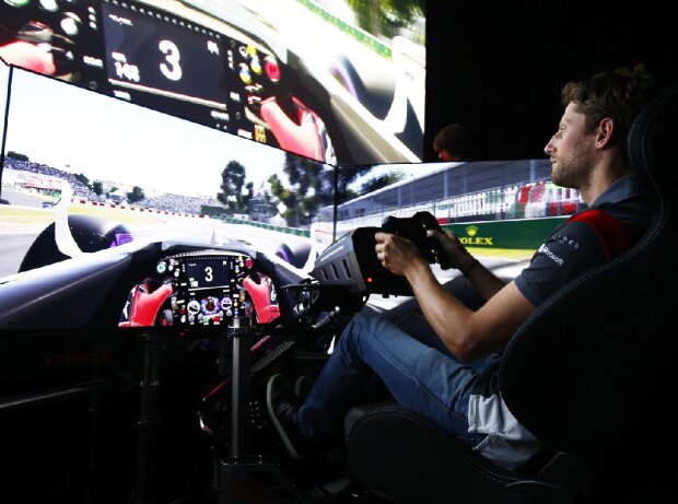 Titel-Bild zur News: Romain Grosjean führt die Formel-1-Strecke von Kanada im Simulator
