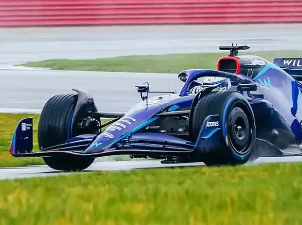 Nicholas Latifi bei der ersten Ausfahrt im neuen Williams FW44 für die Formel-1-Saison 2022 in Silverstone Titel-Bild zur News: Nicholas Latifi bei der ersten Ausfahrt im neuen Williams FW44 für die Formel-1-Saison 2022 in Silverstone