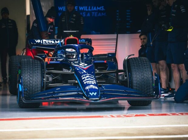 Titel-Bild zur News: Nicholas Latifi im neuen Williams FW44 bei dessen Shakedown in Silverstone vor der Formel-1-Saison 2022 mit Regenreifen