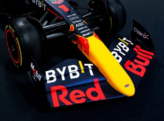 Neue Bybit-Logos auf dem Frontflügel des Red Bull RB18 für die Formel-1-Saison 2022 Neue Bybit-Logos auf dem Frontflügel des Red Bull RB18 für die Formel-1-Saison 2022