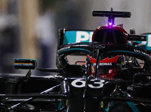 Titel-Bild zur News: George Russell mit rotem Helm im Mercedes W11 beim Sachir-Grand-Prix 2020 der Formel 1