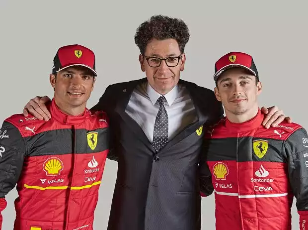 Charles Leclerc, Carlos Sainz und Ferrari-Teamchef Mattia Binotto vor der Formel-1-Saison 2022 Titel-Bild zur News: Charles Leclerc, Carlos Sainz und Ferrari-Teamchef Mattia Binotto vor der Formel-1-Saison 2022