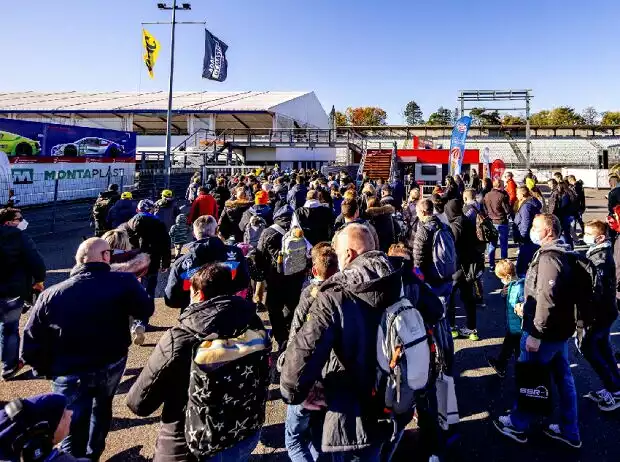 Fans im Fahrerlager des ADAC GT Masters Titel-Bild zur News: Fans im Fahrerlager des ADAC GT Masters