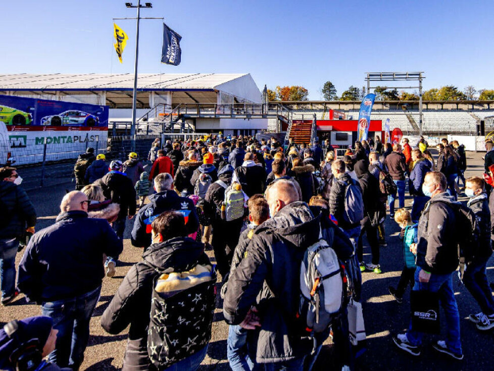 Fans im Fahrerlager des ADAC GT Masters