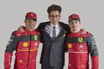 Carlos Sainz und Teamchef Mattia Binotto mit Charles Leclerc (Ferrari) 