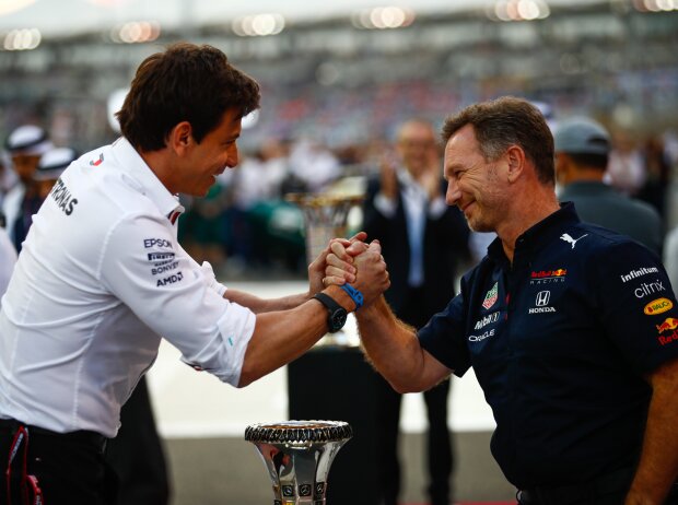 Titel-Bild zur News: Mercedes-Motorsportchef Toto Wolff und Red-Bull-Teamchef Christian Horner vor dem Formel-1-Saisonfinale in Abu Dhabi 2021
