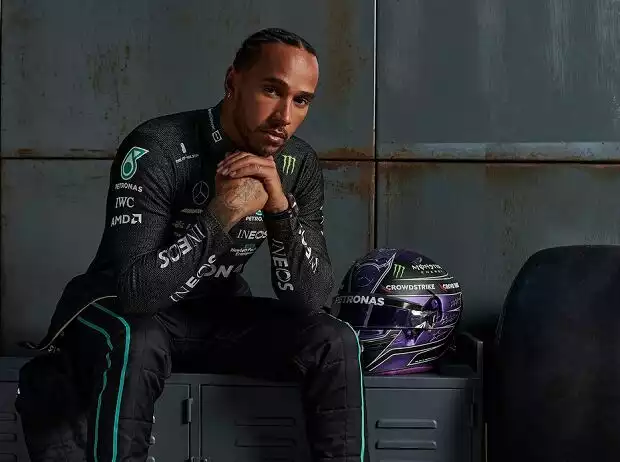 Lewis Hamilton (Mercedes) posiert zum F1-Launch seines Teams Titel-Bild zur News: Lewis Hamilton (Mercedes) posiert zum F1-Launch seines Teams
