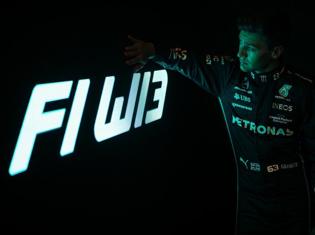 George Russell mit dem Schriftzug F1 W13, der Bezeichnung für sein Mercedes-Auto in der Formel 1 2022