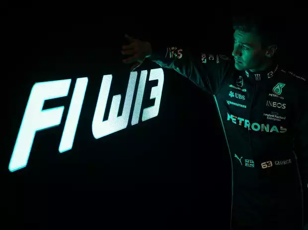 George Russell mit dem Schriftzug F1 W13, der Bezeichnung für sein Mercedes-Auto in der Formel 1 2022 Titel-Bild zur News: George Russell mit dem Schriftzug F1 W13, der Bezeichnung für sein Mercedes-Auto in der Formel 1 2022