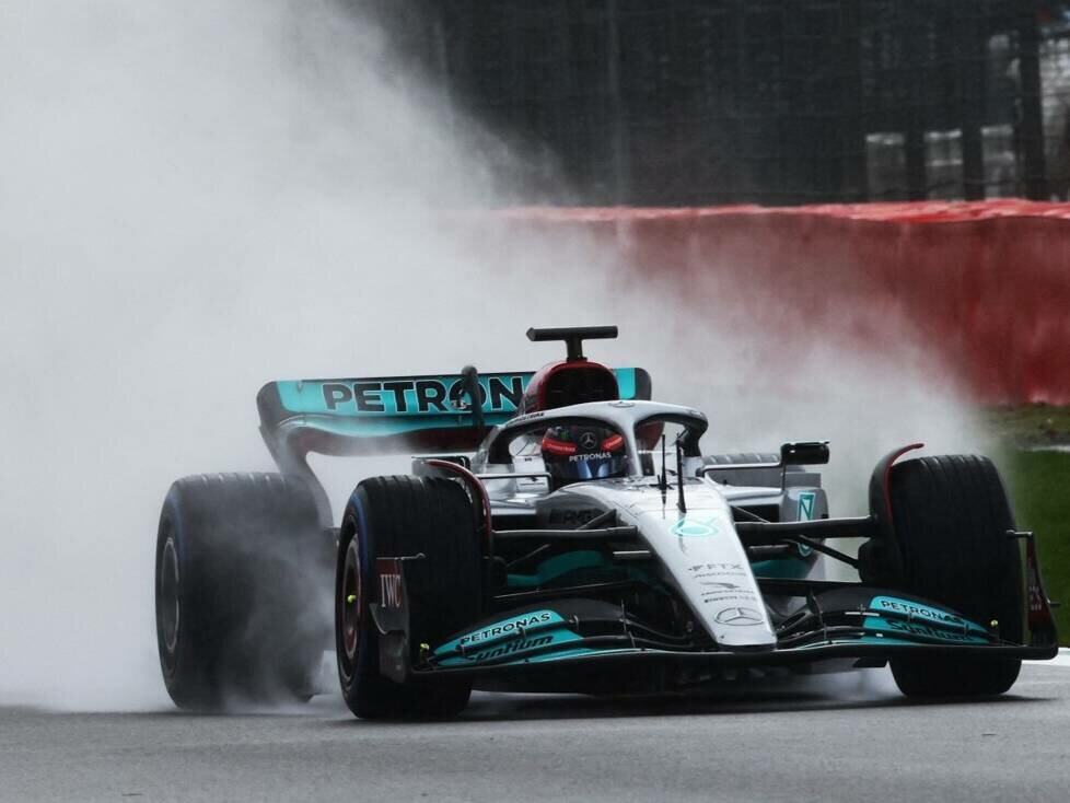 George Russell mit dem Mercedes W13 bei dessen Jungfernfahrt in Silverstone vor der Formel-1-Saison 2022