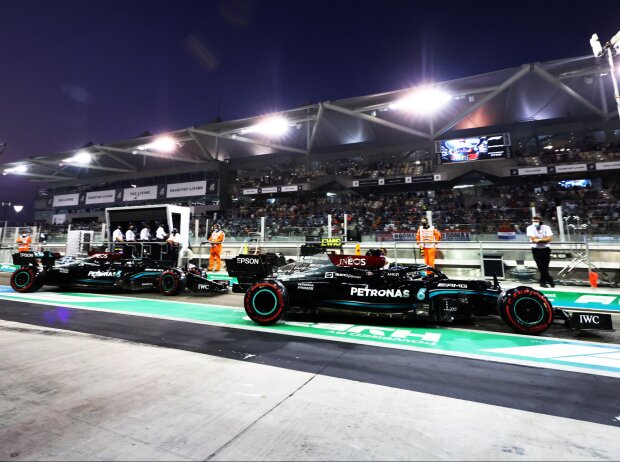 Lewis Hamilton und Valtteri Bottas (Mercedes W12) vor dem Großen Preis von Abu Dhabi 2021