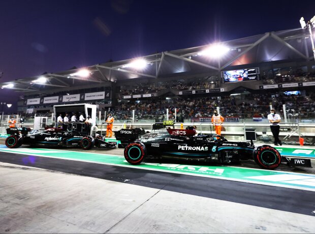 Titel-Bild zur News: Lewis Hamilton und Valtteri Bottas (Mercedes W12) vor dem Großen Preis von Abu Dhabi 2021