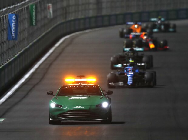 Titel-Bild zur News: Das Safety-Car fährt vor Esteban Ocon und Lewis Hamilton beim Formel-1-Rennen in Saudi-Arabien 2021