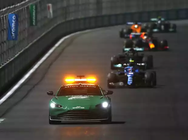 Das Safety-Car fährt vor Esteban Ocon und Lewis Hamilton beim Formel-1-Rennen in Saudi-Arabien 2021 Titel-Bild zur News: Das Safety-Car fährt vor Esteban Ocon und Lewis Hamilton beim Formel-1-Rennen in Saudi-Arabien 2021