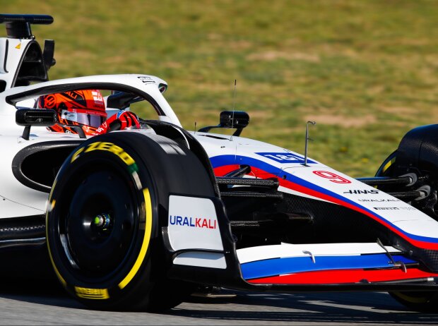 Nikita Masepin im Haas VF-22 bei dessen Shakedown vor der Formel-1-Saison 2022 in Barcelona Nikita Masepin im Haas VF-22 bei dessen Shakedown vor der Formel-1-Saison 2022 in Barcelona