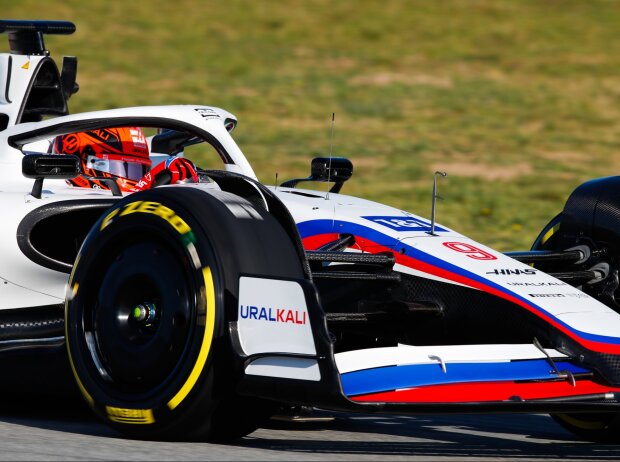 Titel-Bild zur News: Nikita Masepin im Haas VF-22 bei dessen Shakedown vor der Formel-1-Saison 2022 in Barcelona