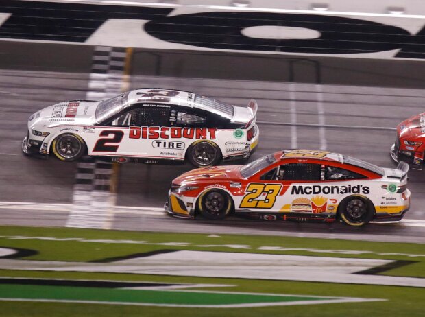 Fotofinish beim Daytona 500 des Jahres 2022: 1. Austin Cindric (Penske-Ford), 2. Bubba Wallace (23XI-Toyota) Fotofinish beim Daytona 500 des Jahres 2022: 1. Austin Cindric (Penske-Ford), 2. Bubba Wallace (23XI-Toyota)