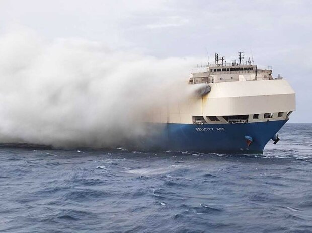 Titel-Bild zur News: Das brennende Transportschiff Felicity Ace