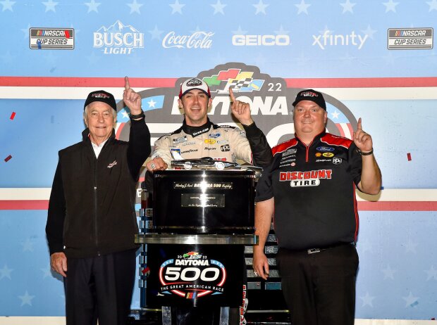 Daytona-500-Sieger 2022: Austin Cindric mit Roger Penske und Jeremy Bullins Daytona-500-Sieger 2022: Austin Cindric mit Roger Penske und Jeremy Bullins