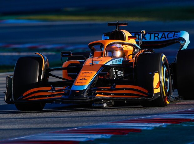 Titel-Bild zur News: Daniel Ricciardo im McLaren MCL36 für die Formel-1-Saison 2022 bei untergehender Sonne