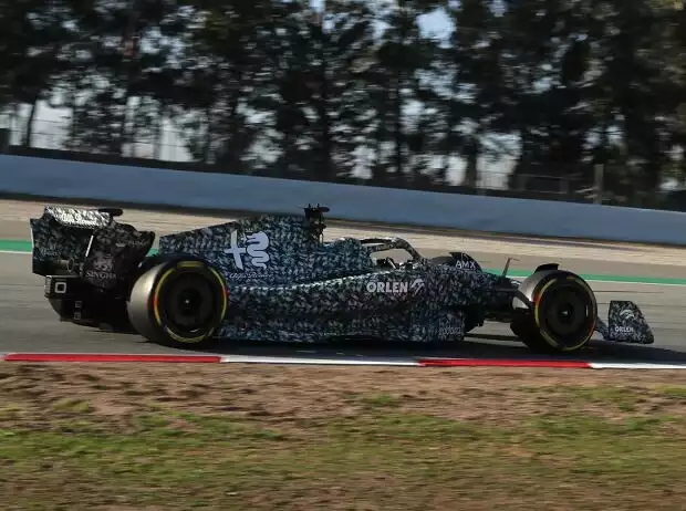 Robert Kubica (Alfa Romeo C42) bei den Formel-1-Testfahrten in Barcelona 2022 Titel-Bild zur News: Robert Kubica (Alfa Romeo C42) bei den Formel-1-Testfahrten in Barcelona 2022