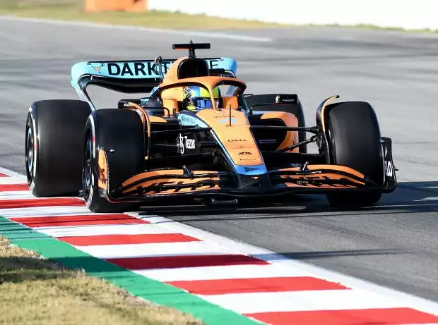 Lando Norris am ersten Tag der Wintertests 2022 in Barcelona im neuen McLaren MCL36 Titel-Bild zur News: Lando Norris am ersten Tag der Wintertests 2022 in Barcelona im neuen McLaren MCL36