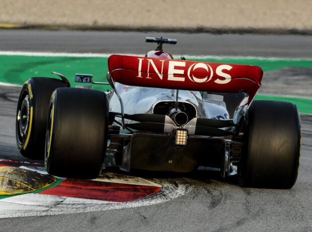 Titel-Bild zur News: Lewis Hamilton (Mercedes W13) bei den Testfahrten der Formel 1 in Barcelona 2022