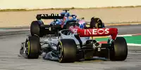 Lewis Hamilton (Mercedes W13) fährt bei den Formel-1-Testfahrten 2022 in Barcelona hinter Fernando Alonso (Alpine A522)