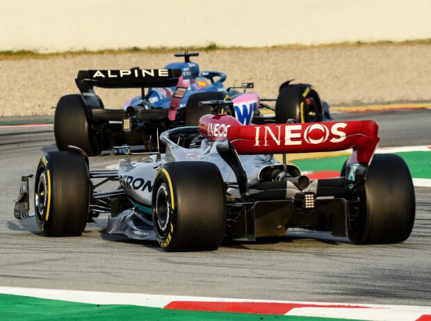 Titel-Bild zur News: Lewis Hamilton (Mercedes W13) fährt bei den Formel-1-Testfahrten 2022 in Barcelona hinter Fernando Alonso (Alpine A522)