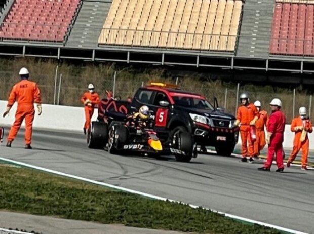 Titel-Bild zur News: Sergio Perez (Red Bull RB18) rollt bei den Formel-1-Testfahrten in Barcelona aus