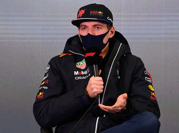 Titel-Bild zur News: Max Verstappen (Red Bull) in der Pressekonferenz bei den Formel-1-Testfahrten in Barcelona 2022