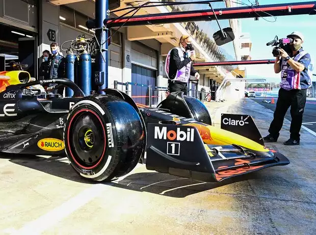 Sergio Perez im Red Bull RB18 beim Verlassen der Box Titel-Bild zur News: Sergio Perez im Red Bull RB18 beim Verlassen der Box