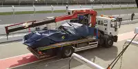 Der Red Bull von Sergio Perez wird bei den Testfahrten in Barcelona abtransportiert