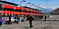 NASCAR-Autos in der Boxengasse des Auto Club Speedway in Fontana