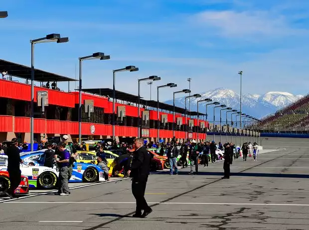 NASCAR-Autos in der Boxengasse des Auto Club Speedway in Fontana Titel-Bild zur News: NASCAR-Autos in der Boxengasse des Auto Club Speedway in Fontana
