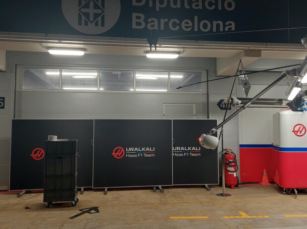 Titel-Bild zur News: Haas-Box bei den Testfahrten in Barcelona