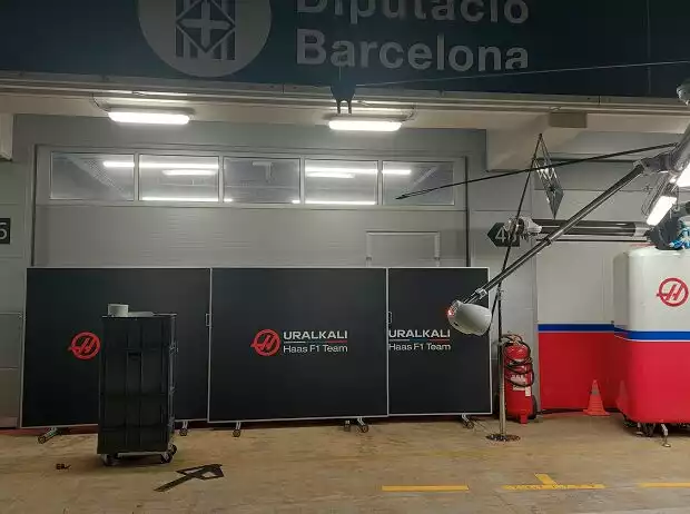 Haas-Box bei den Testfahrten in Barcelona Titel-Bild zur News: Haas-Box bei den Testfahrten in Barcelona