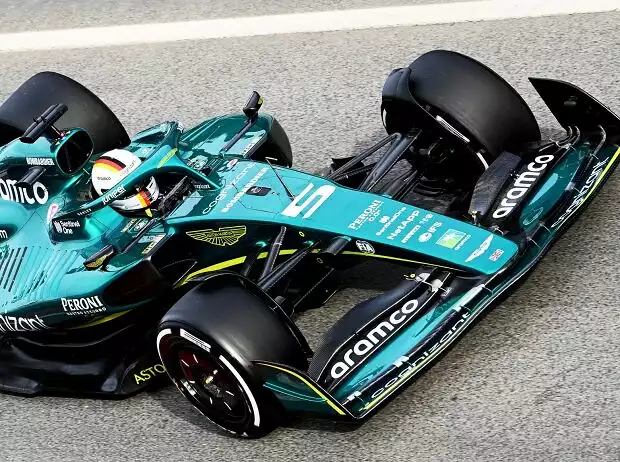 Sebastian Vettel im Aston Martin AMR22 in der Boxengasse bei den Formel-1-Wintertests 2022 in Barcelona Titel-Bild zur News: Sebastian Vettel im Aston Martin AMR22 in der Boxengasse bei den Formel-1-Wintertests 2022 in Barcelona