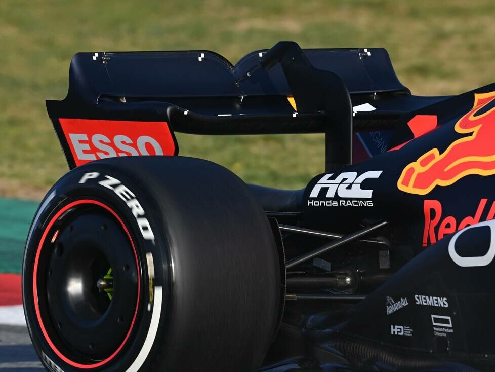 Heckflügel mit Halterung am Red Bull RB18 für die Formel-1-Saison 2022
