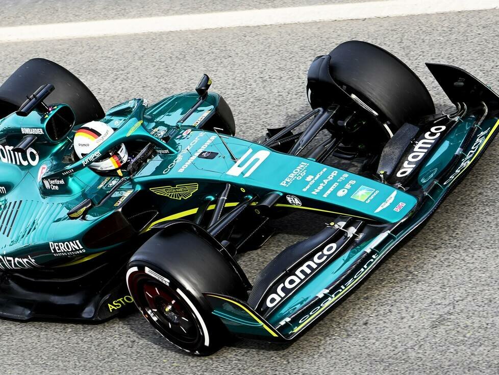 Sebastian Vettel im Aston Martin AMR22 in der Boxengasse bei den Formel-1-Wintertests 2022 in Barcelona