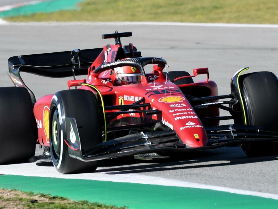 Charles Leclerc im Ferrari F1-75 bei den Wintertests in Barcelona