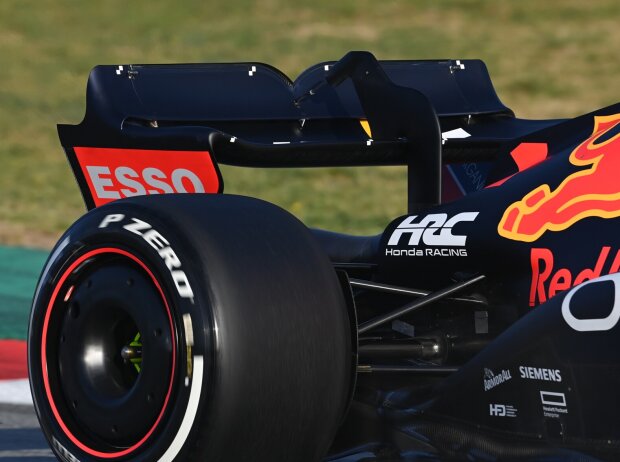 Heckflügel mit Halterung am Red Bull RB18 für die Formel-1-Saison 2022